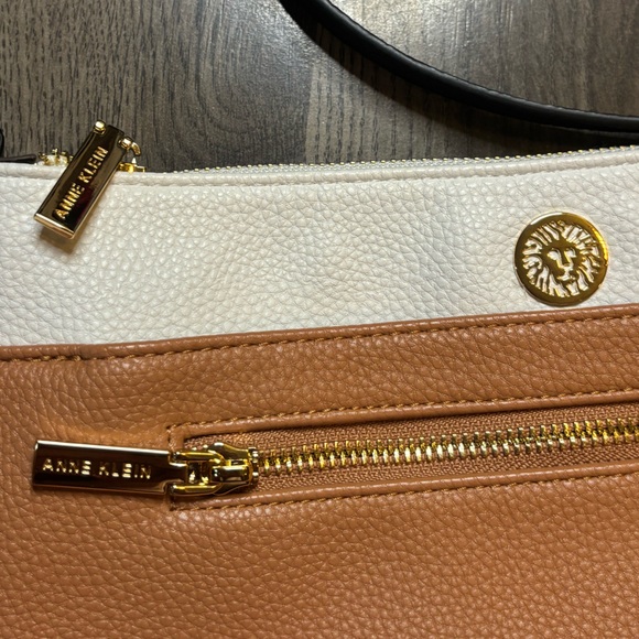 NWOT Anne Klein Tan and White Crossbody Bag - Picture 3 of 7